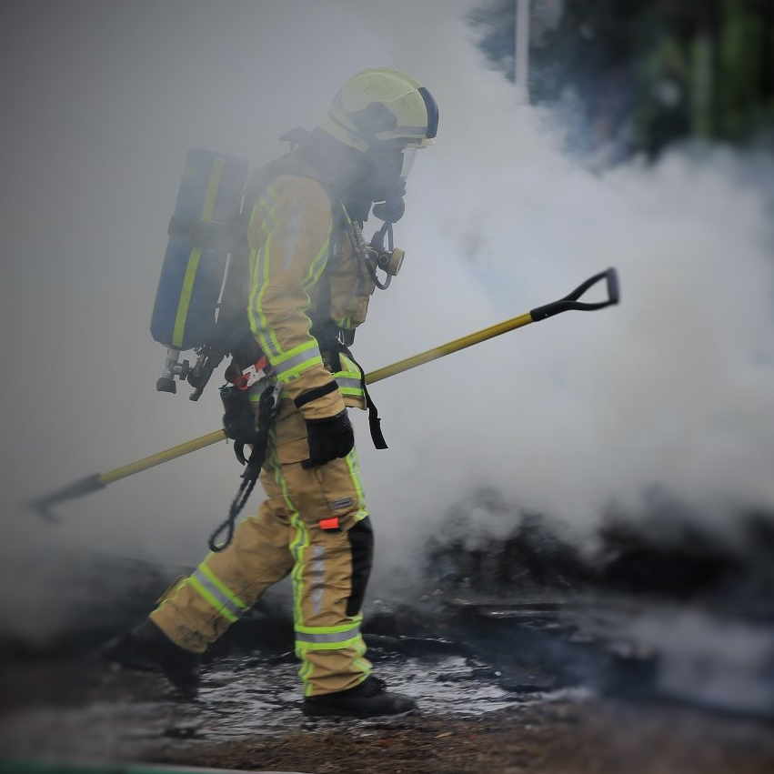 Brandweerman in rook 20160927